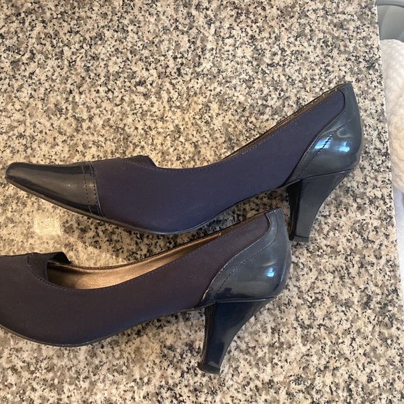 Short navy blue heels - Picture 2 of 3